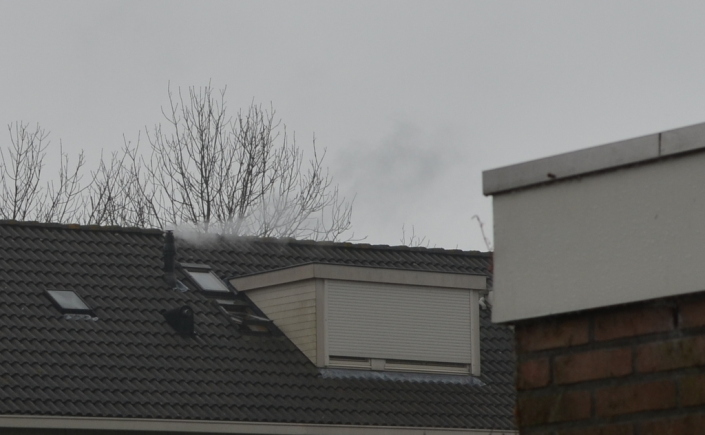 Grote rookpluimen uit de schoorsteen